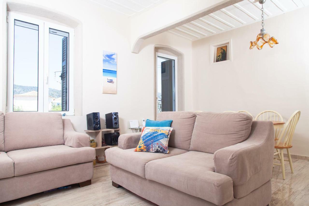 Villa @ Poros Poros Town Luaran gambar